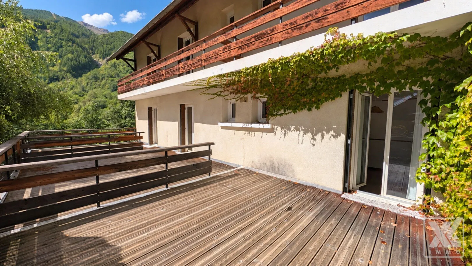 Appartement à rénover avec terrasse de 63 m² à Pelvoux, Vue montagne, Opportunité rare