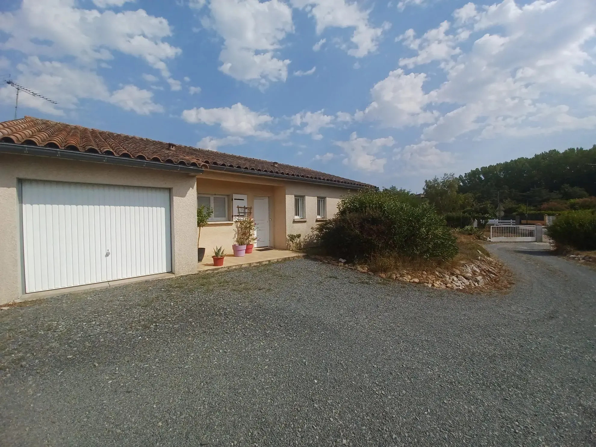 Maison de plain-pied avec 3 chambres et terrain à Montdragon
