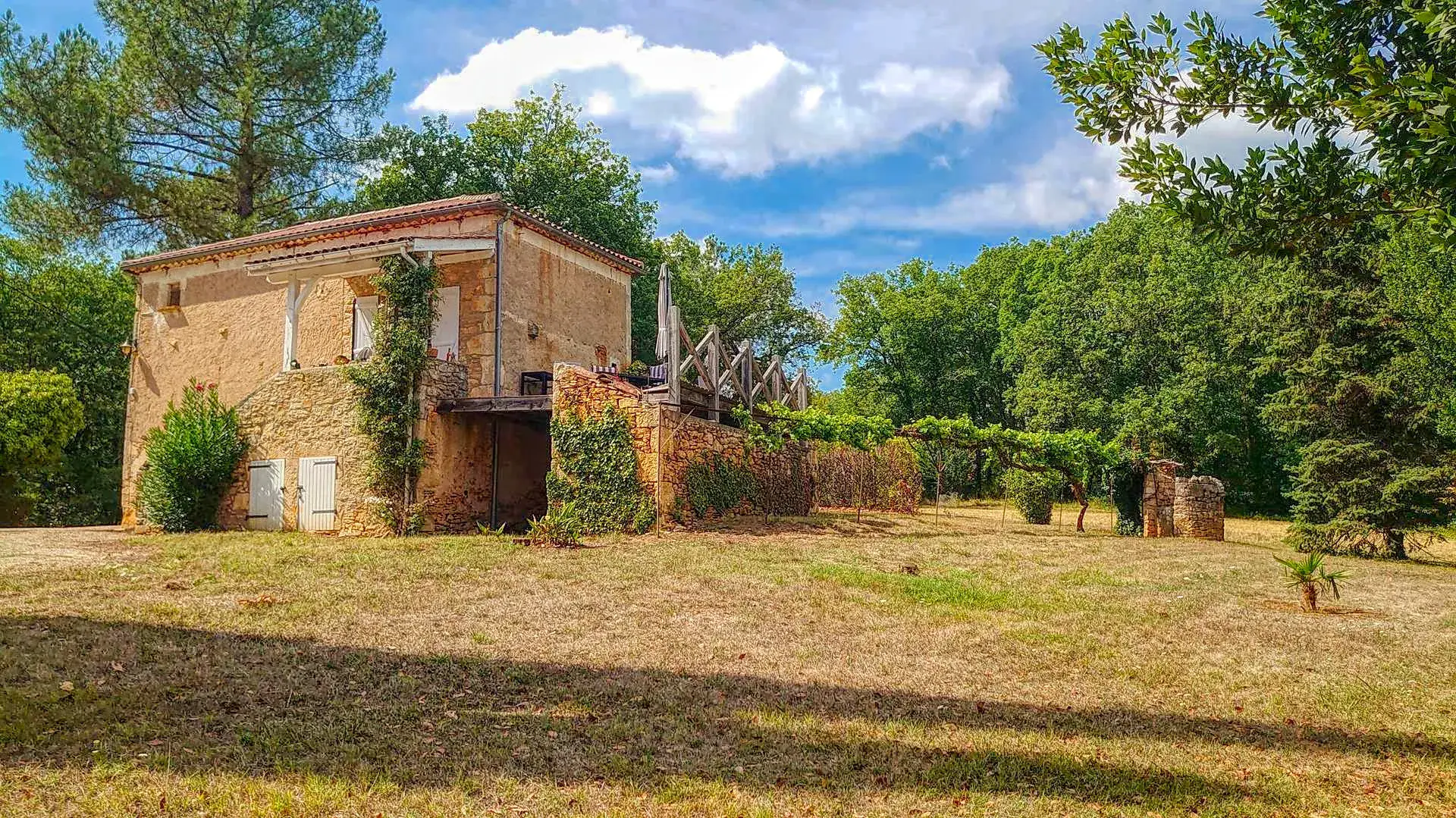 Propriété lotoise authentique avec maison, grange en pierre et 2 hectares de terrain à Puy-l’Évêque