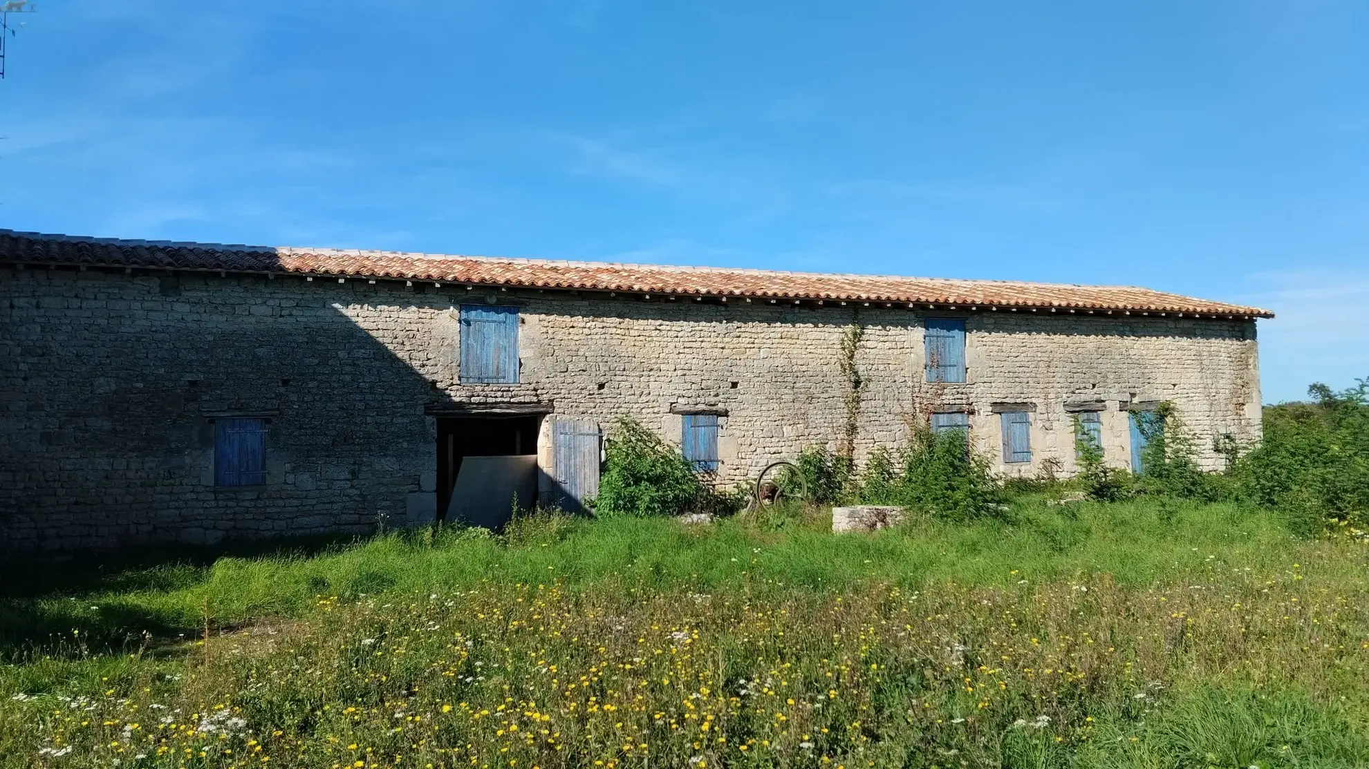 Longère à rénover avec grange et terrain d'1 hectare proche Chef-Boutonne