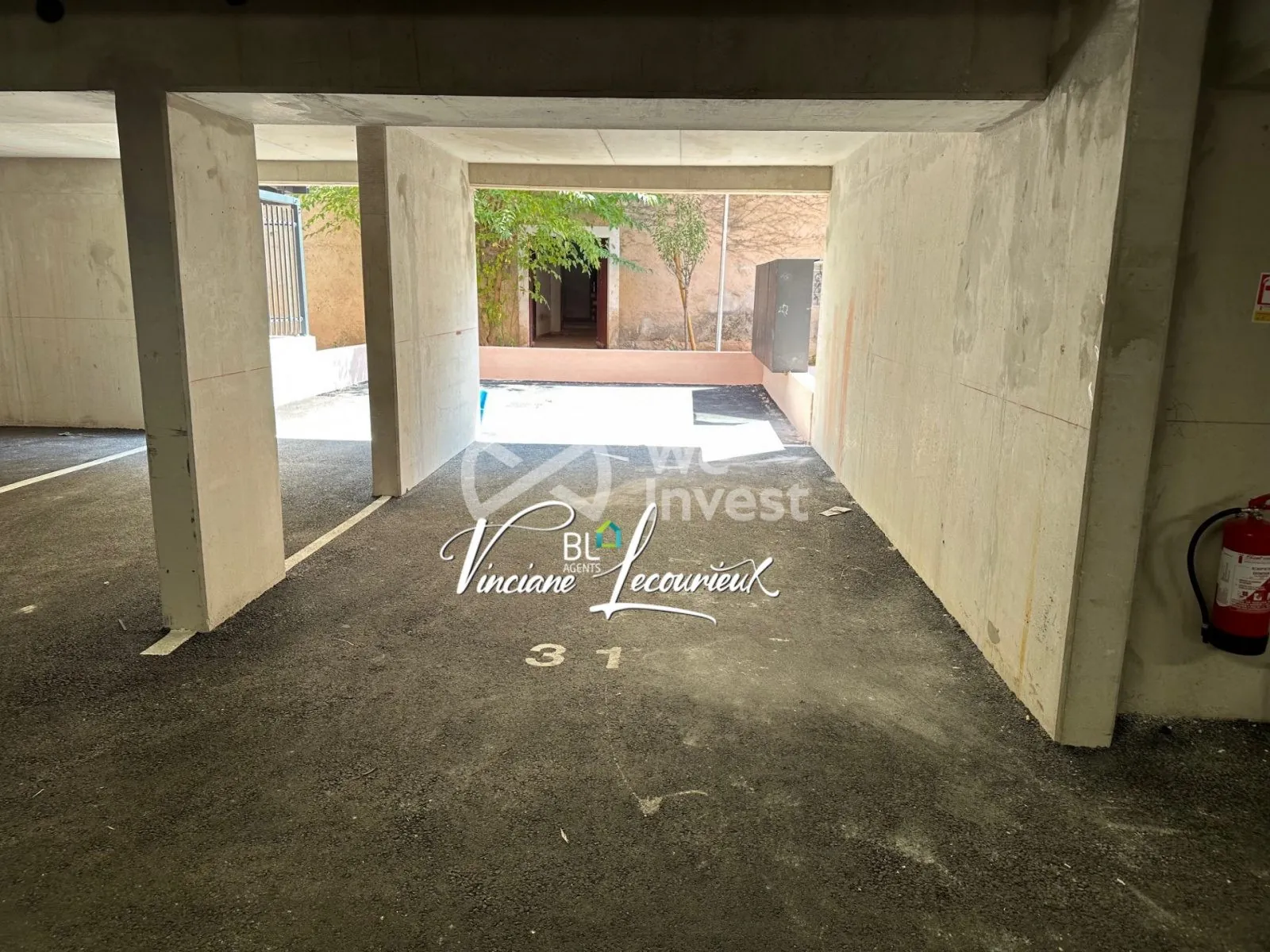 Garage double sécurisé à La Seyne-sur-Mer - 30 m² pour deux véhicules