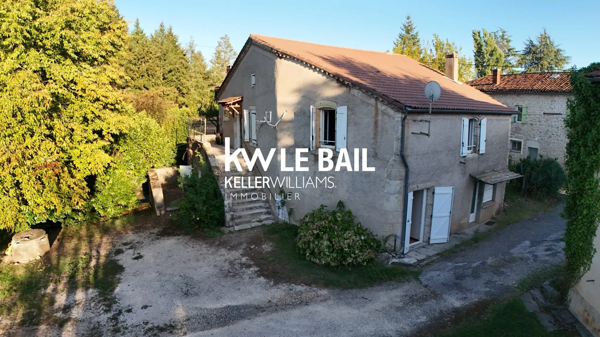 Maison en pierre avec grange et grand terrain au bord du Lot à Vire-sur-Lot