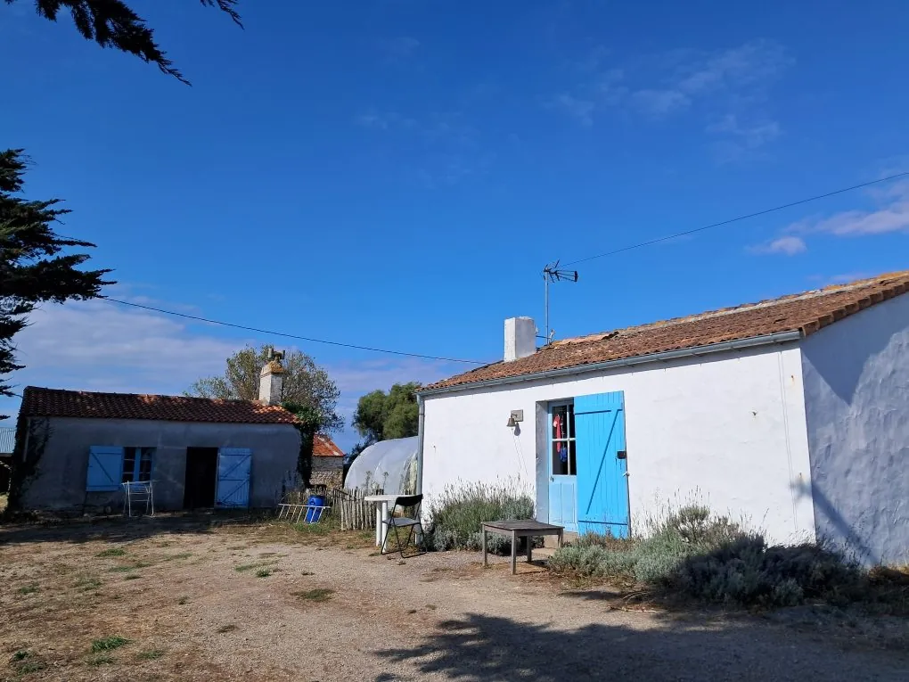 Maison à vendre à Bouin dans le secteur du Marais avec grand terrain à rénover