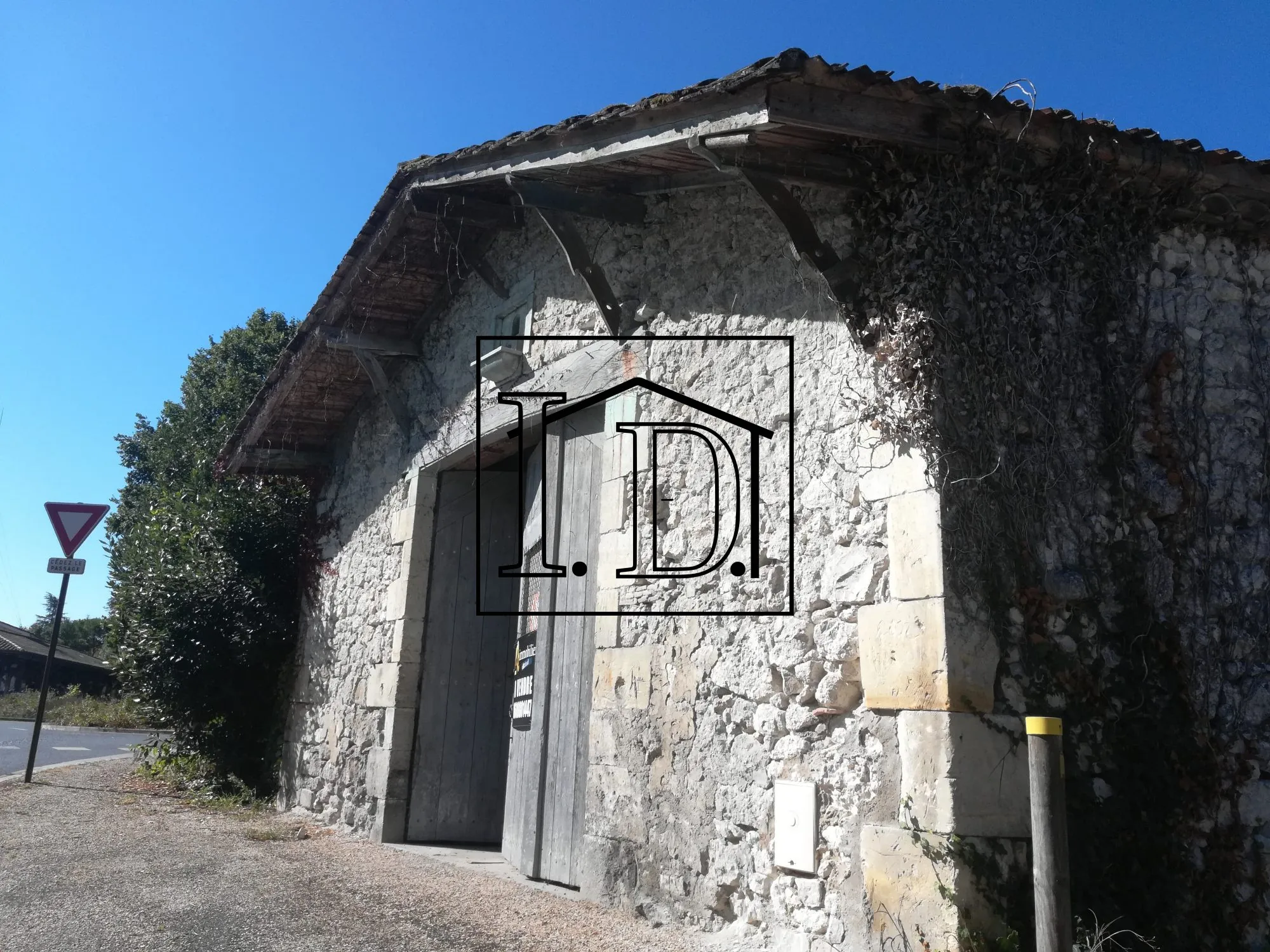 vue de la chaussée Bâtisse en pierre à vendre à Issigeac avec jardin et potentiel d'aménagement
