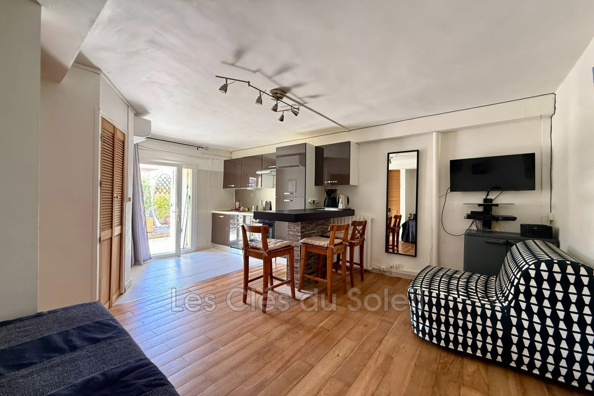 Studio en rez-de-jardin à Hyères avec terrasse privée et stationnement