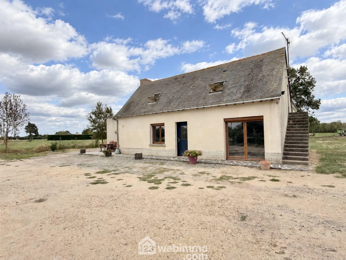 Maison ancienne de plain-pied avec grand terrain à Longué-Jumelles