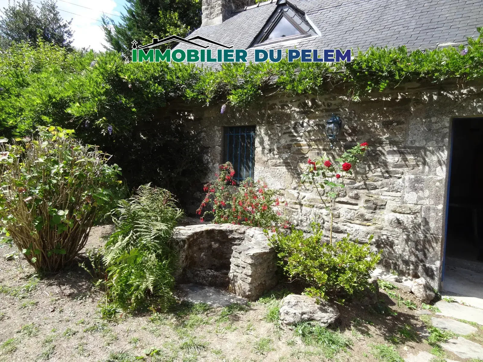 Longère en pierres à rénover à Plounevez-Quintin, environnement rural paisible