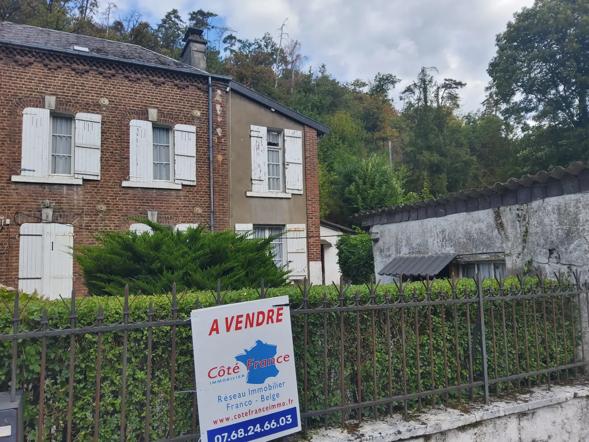 Maison mitoyenne à vendre à Rocroi avec jardin et potentiel d'agrandissement