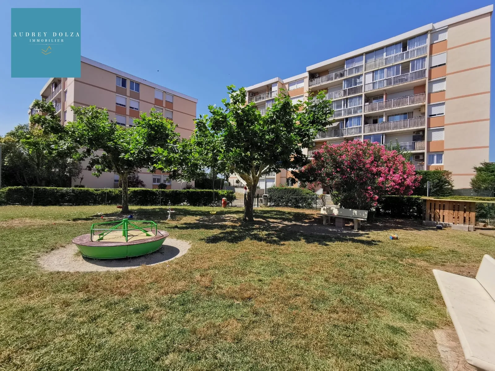 Appartement de 3 pièces à Rognac avec vue étang et parking, 65 m²