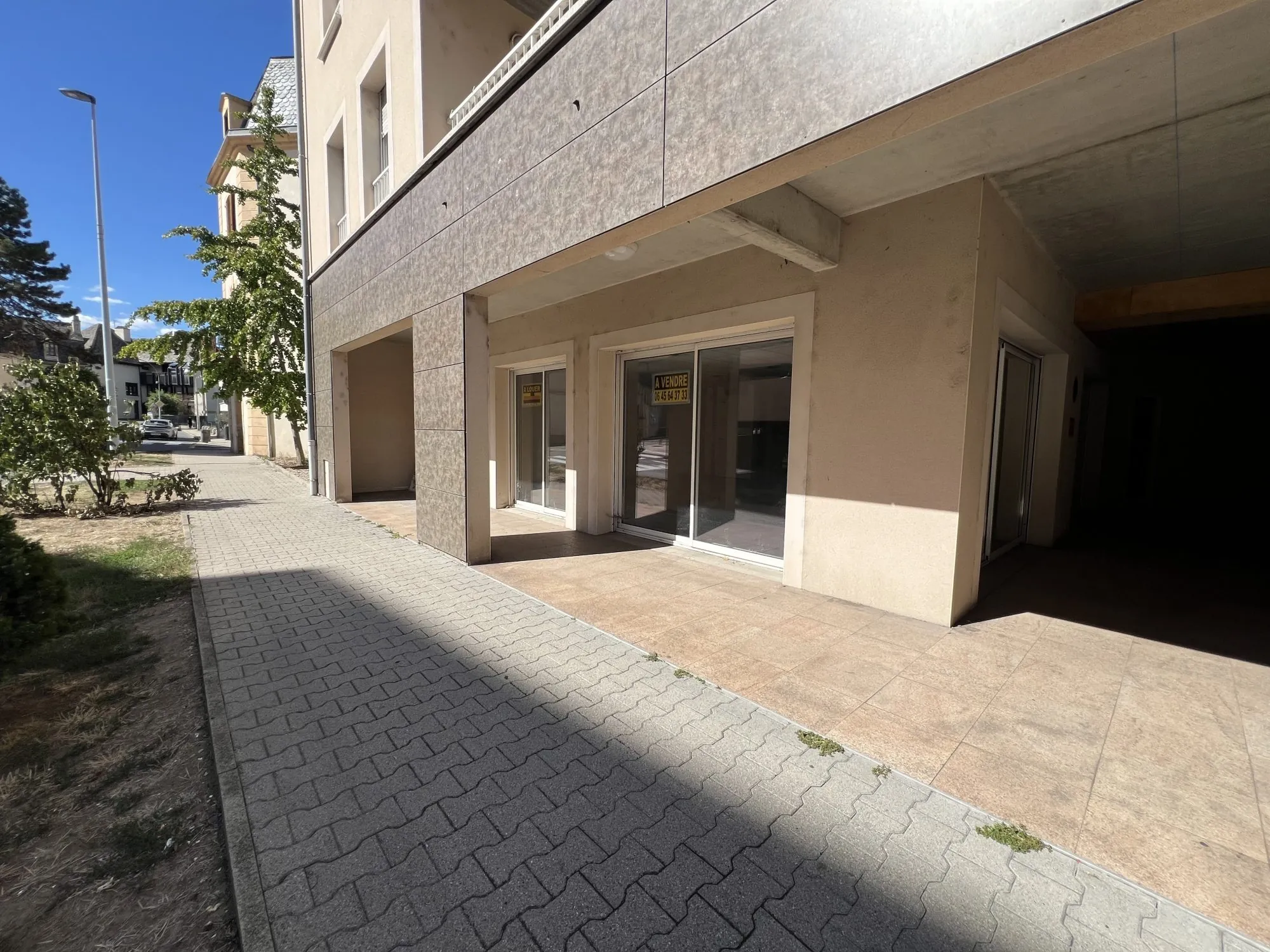 Local commercial de 85 m² à Mende, emplacement privilégié