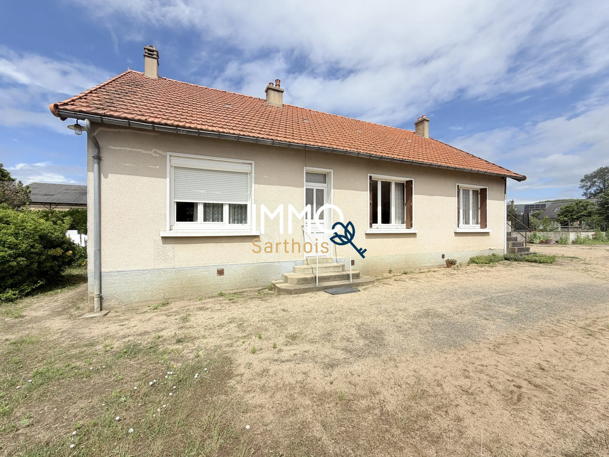 Maison de plain-pied à Saint-Mars-d'Outillé avec grand terrain constructible