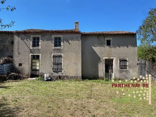 Ensemble immobilier en pierre à rénover près de Parthenay