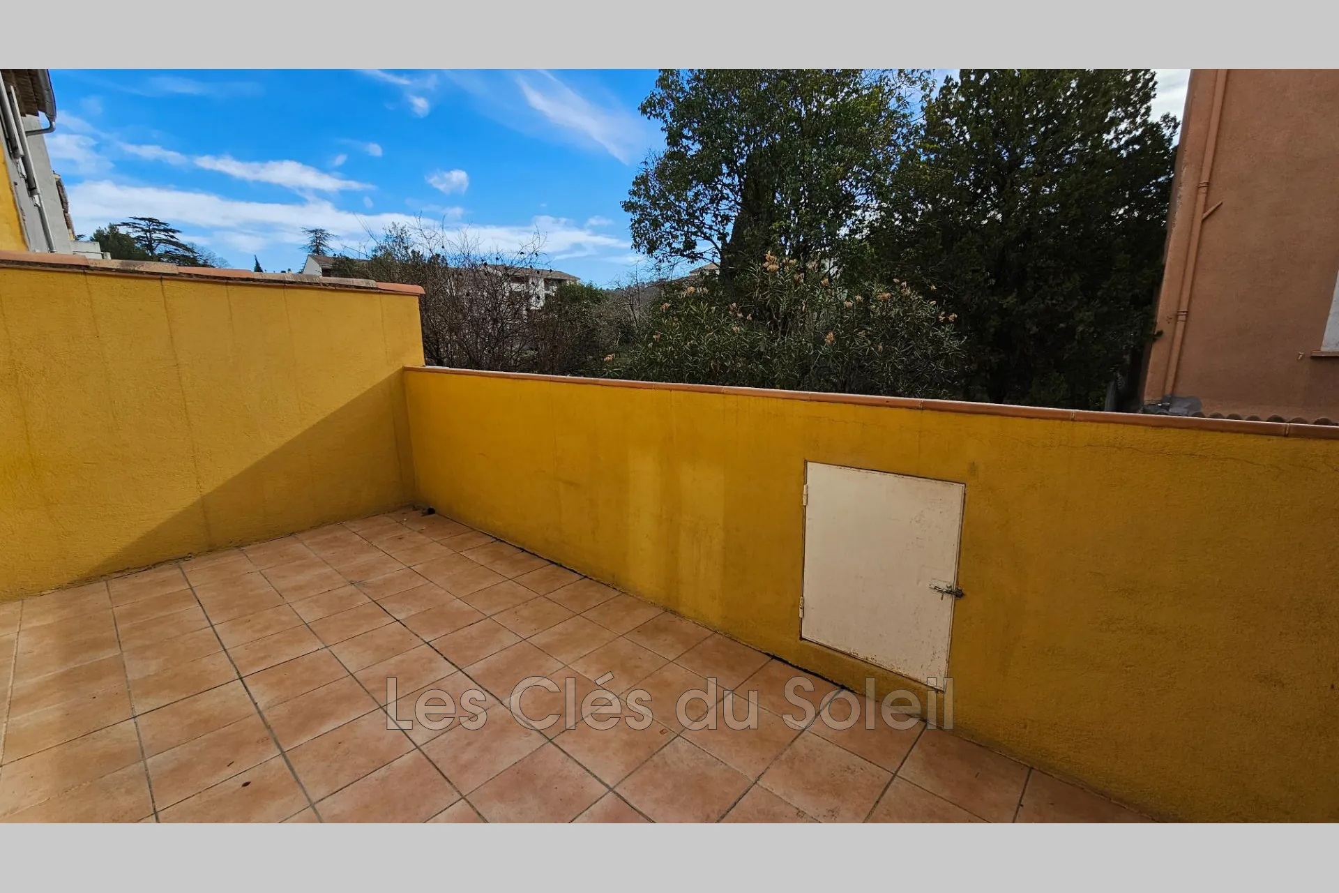 Maison de ville à Brignoles 95 m² avec terrasse, 3 chambres, idéale famille ou professionnel