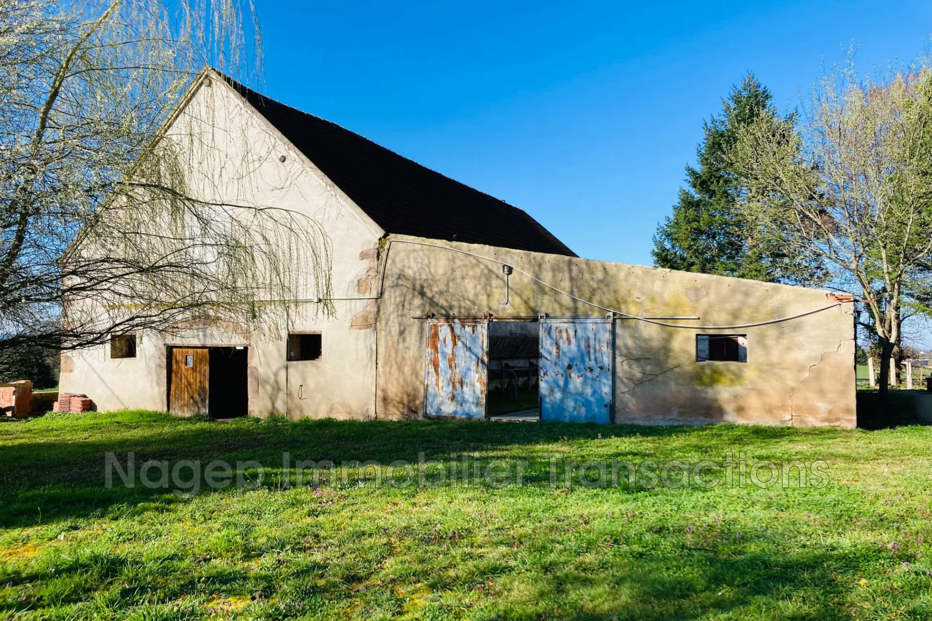 Ferme à rénover avec dépendances et terrains à Lapalisse, potentiel élevé