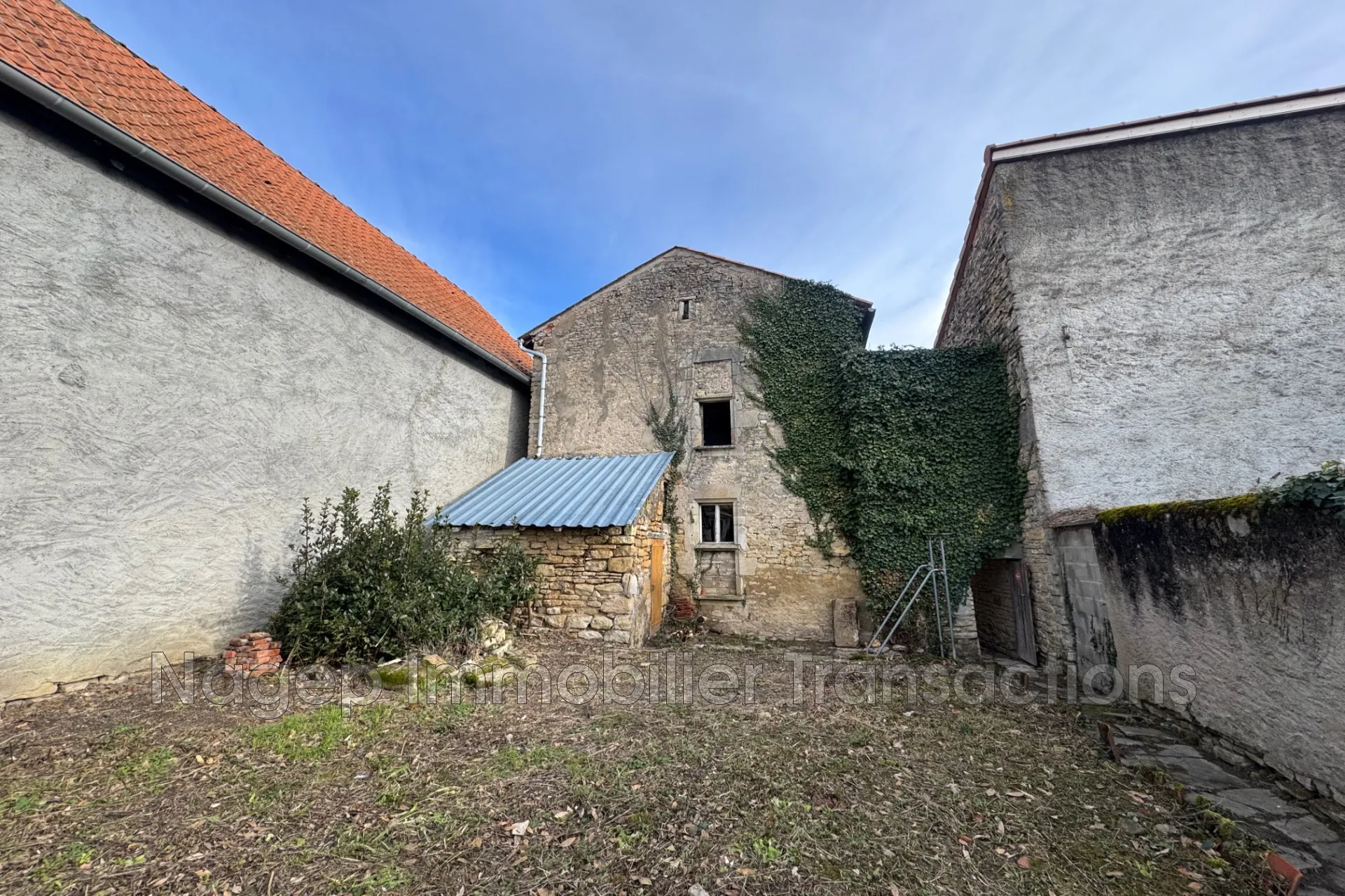 Maison à rénover au cœur d'Aigueperse avec jardin et garage, potentiel historique