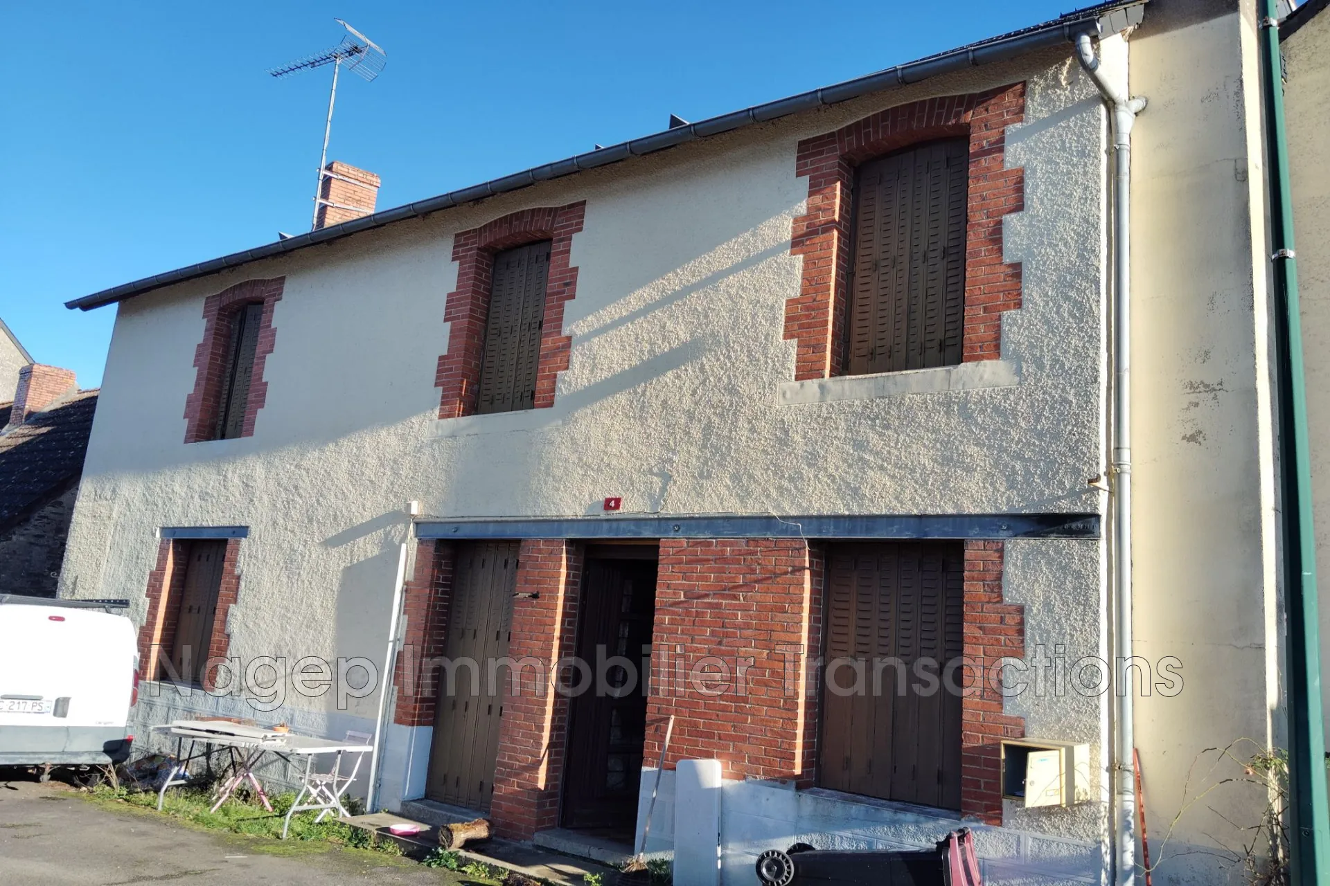 A vendre deux maisons à rénover avec dépendances à Preveranges 18370
