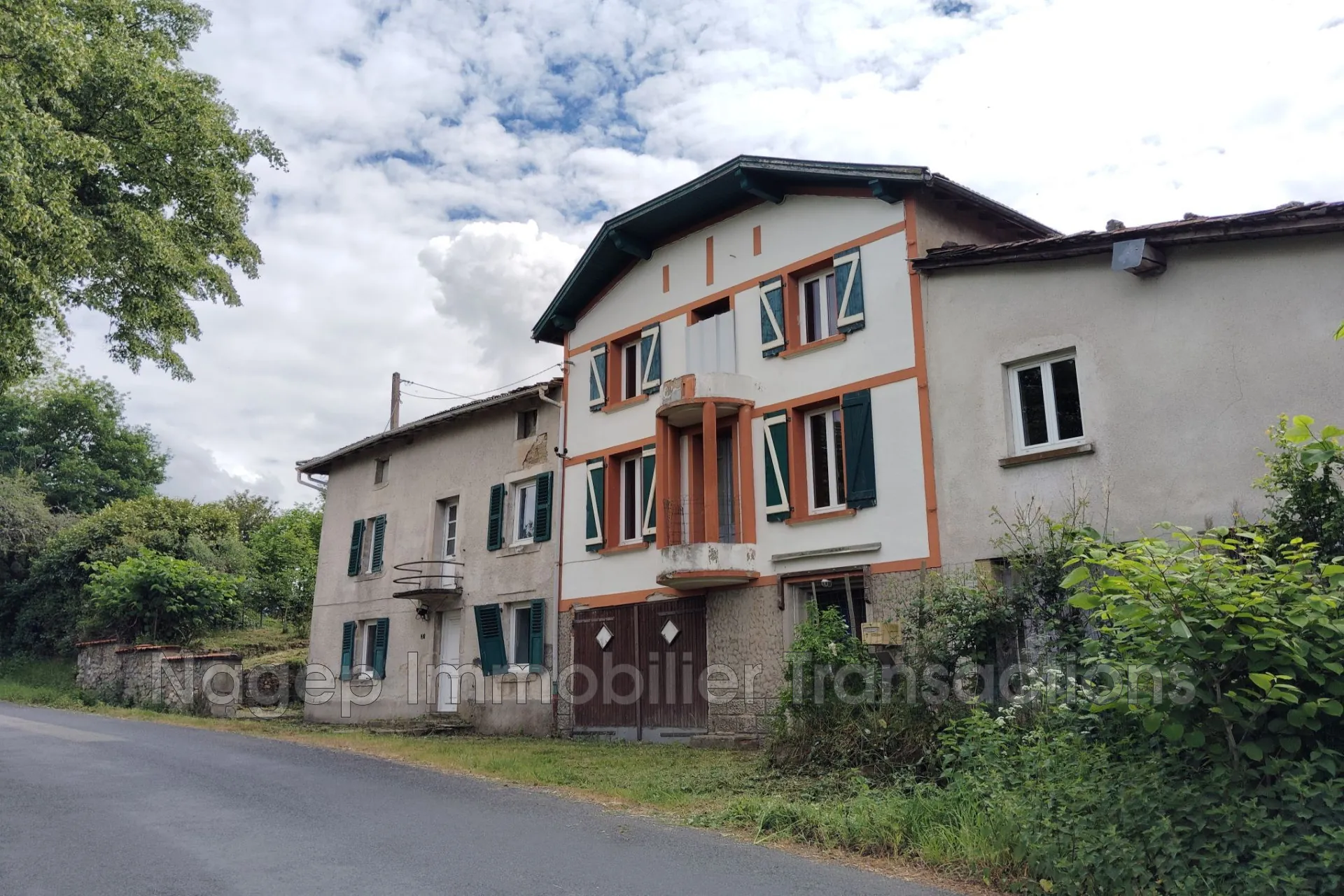 Ensemble immobilier à rénover avec 1.6 ha de terrain proche du lac d'Aubusson