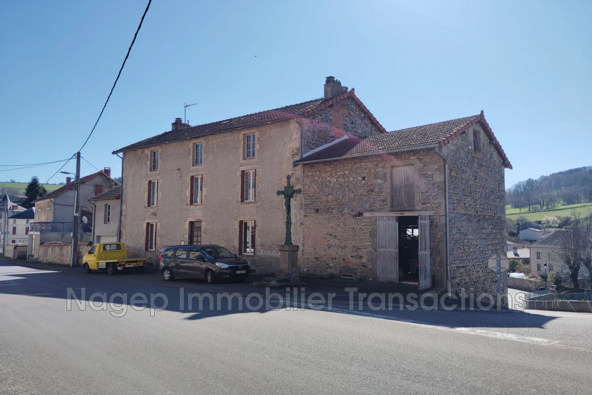 Maison familiale de 170 m² avec garage, grange et vue panoramique à Ferrières-sur-Sichon