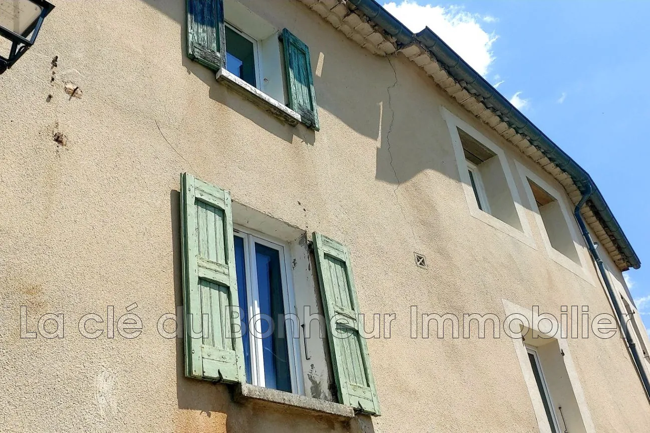 Maison de village à rénover entièrement avec fort potentiel à Saint-Jurs