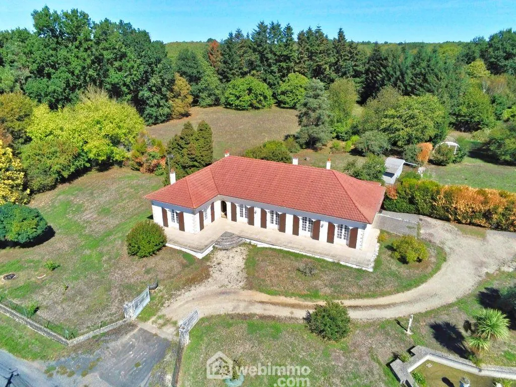 Grande maison de 254 m² avec terrain de 13 450 m² à Sauzé-Vaussais