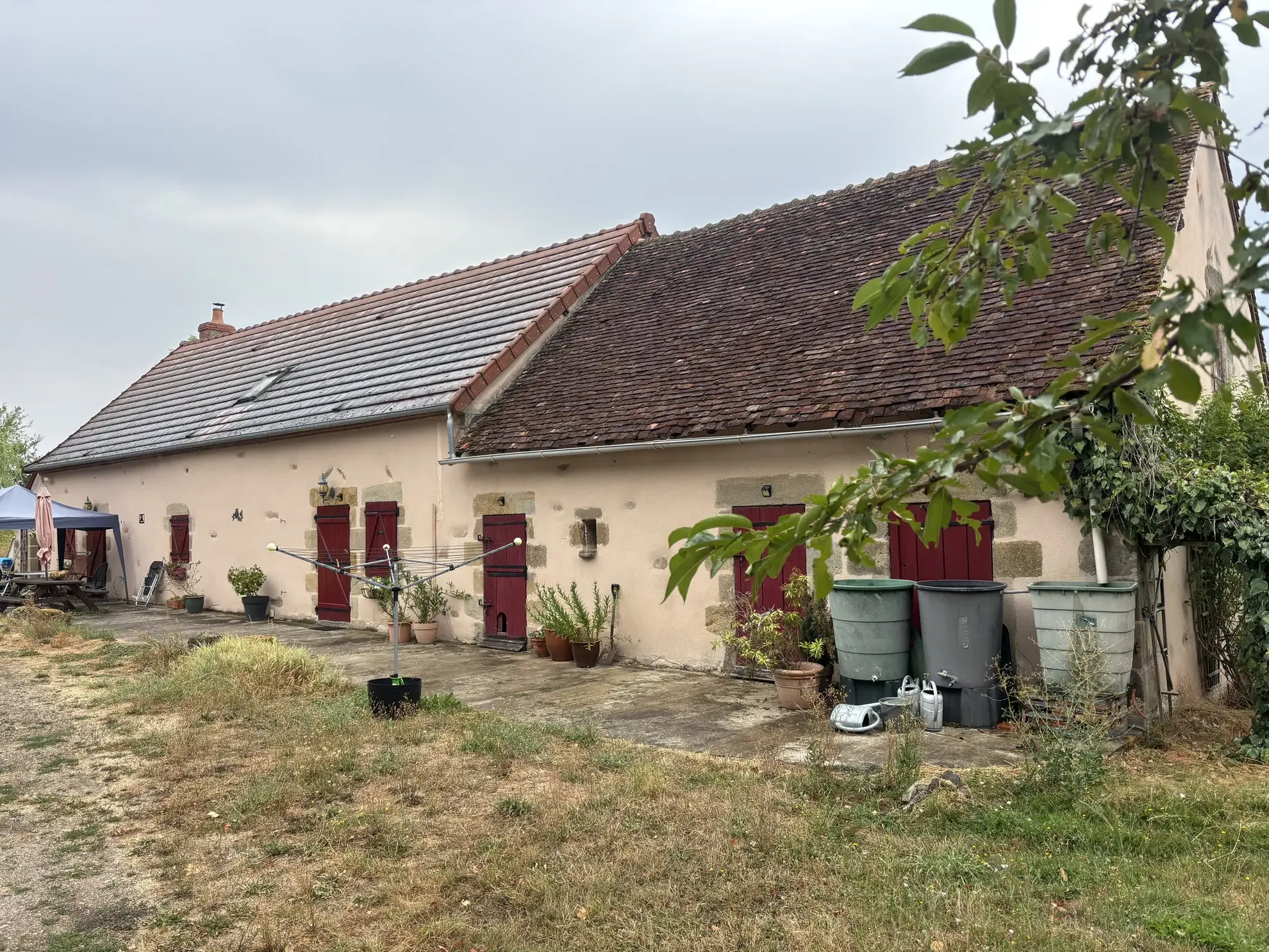 Maison indépendante avec grande grange et vue dégagée à Pouzy-Mésangy