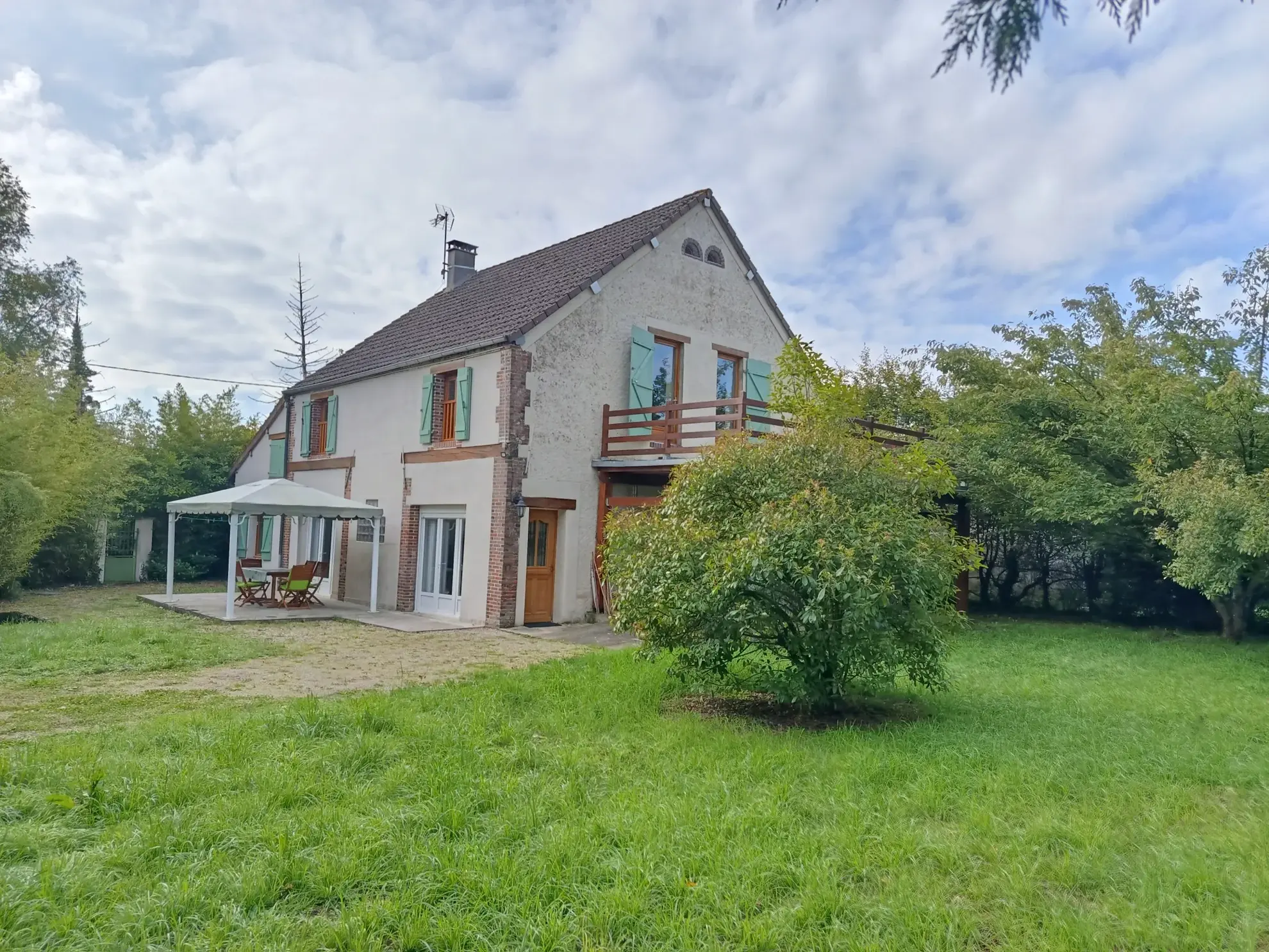 Maison ancienne avec jardin clos et grands volumes à La Ferté Loupière