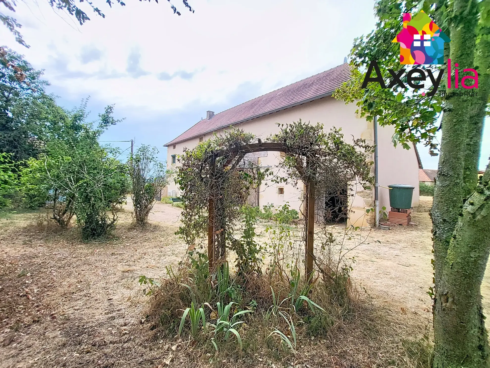 À vendre corps de ferme rénové à Sarry avec terrain arboré de 2484m²