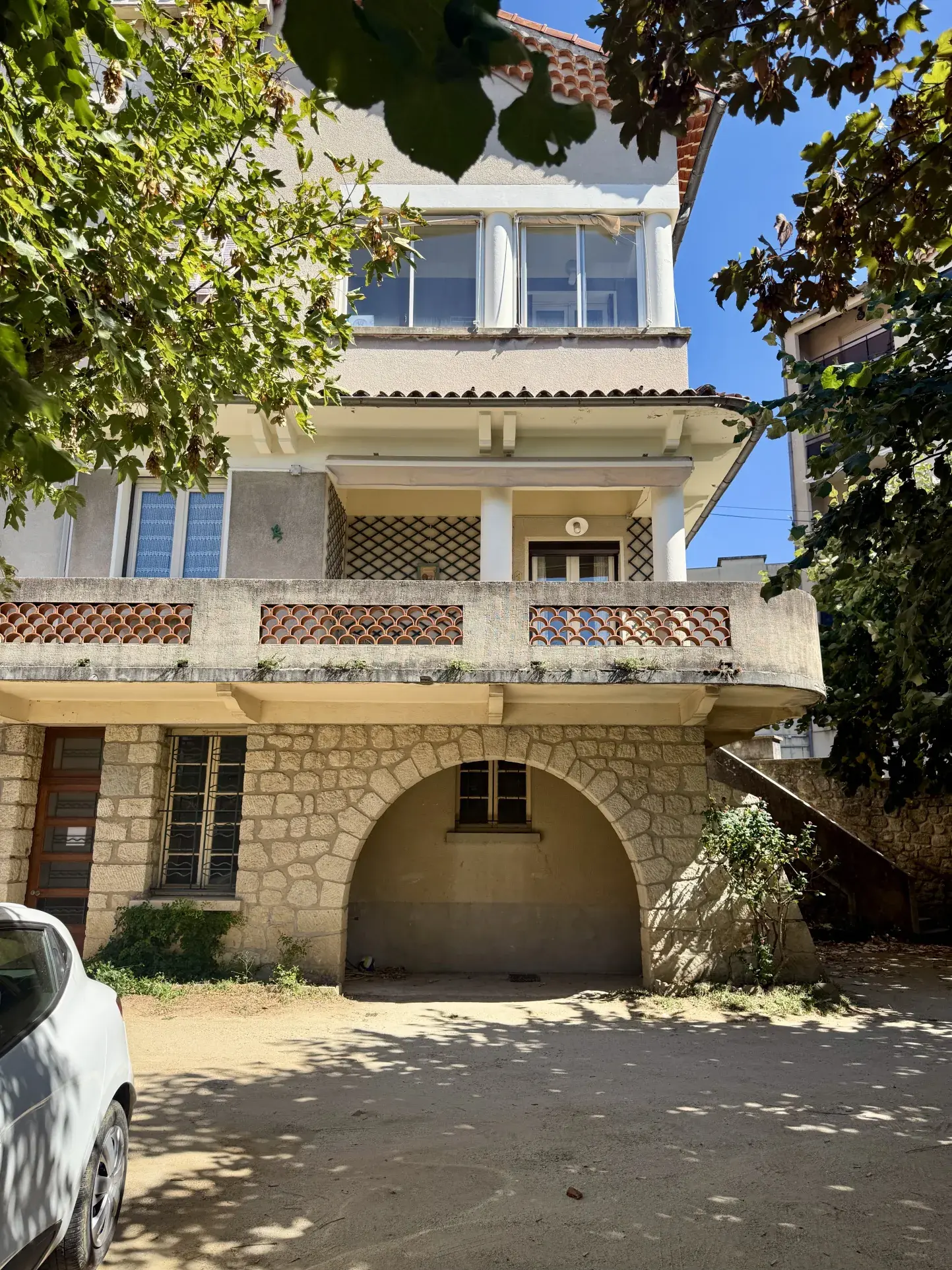 Appartement de caractère à Aubenas avec terrasse, balcon et garage spacieux