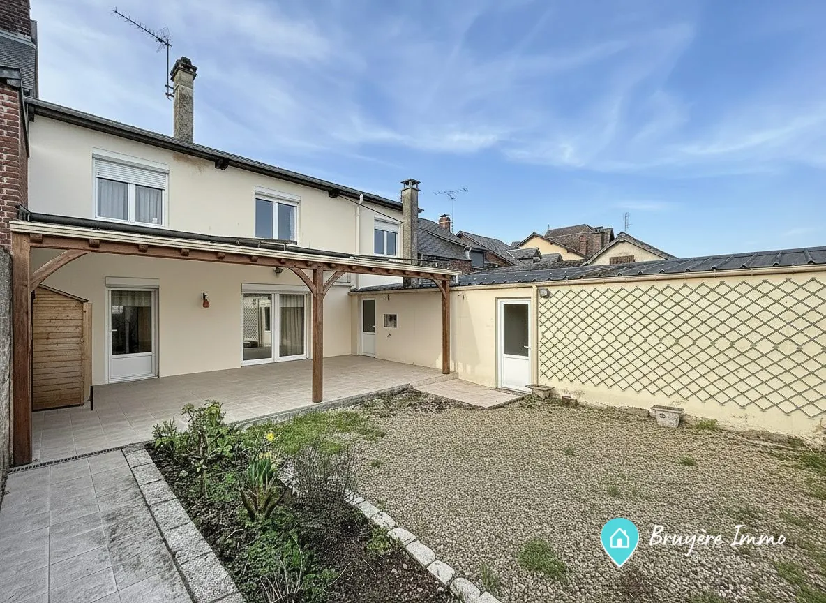 Maison à vendre à Hirson avec 4 chambres, terrasse et garage - Idéal famille