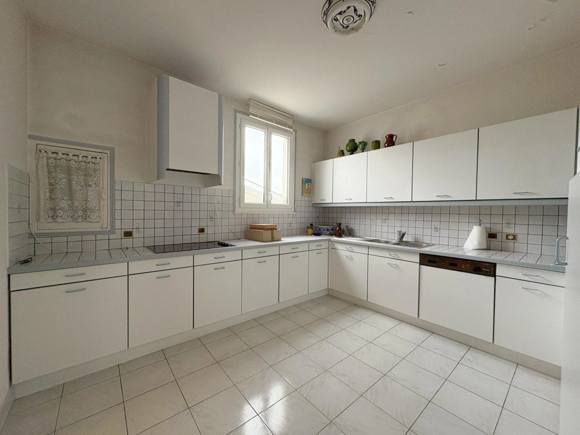 Appartement duplex à Bréhal proche commerces et écoles - 2 chambres, cave, à rénover