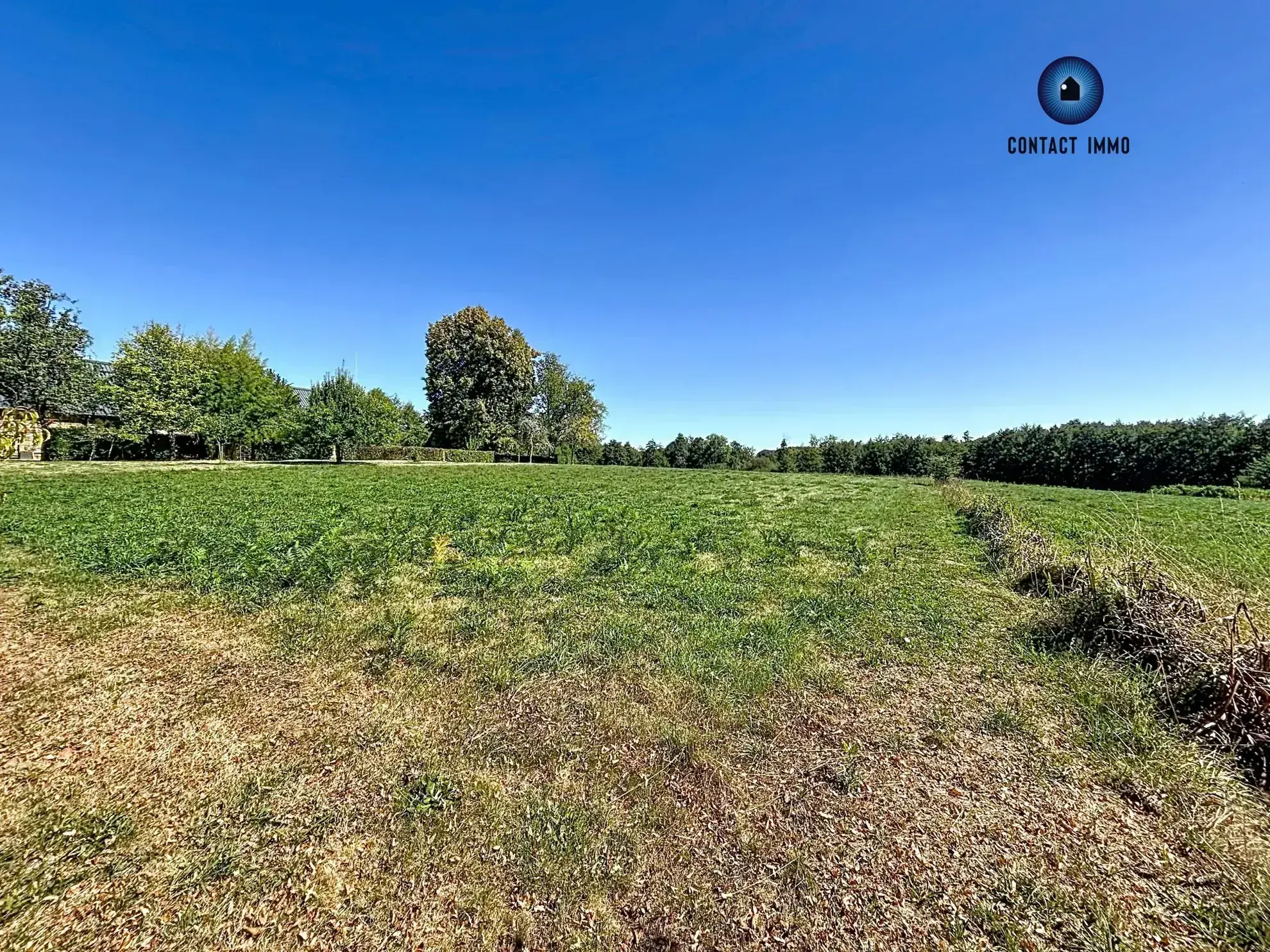 Terrain constructible de 1872 m² à Sadroc, environnement calme et accessible