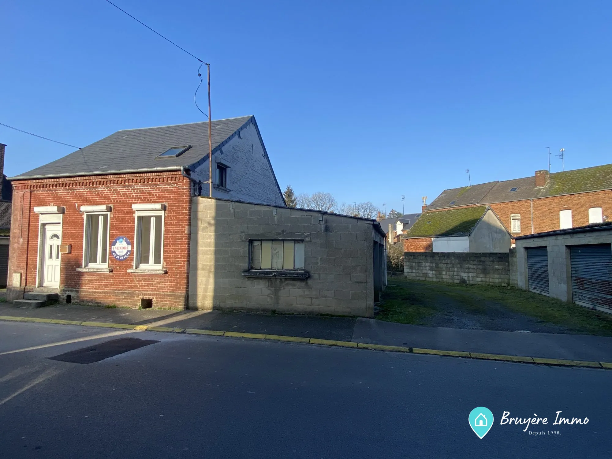 Maison à vendre à Hirson avec 2 chambres et garages loués, classe énergie E