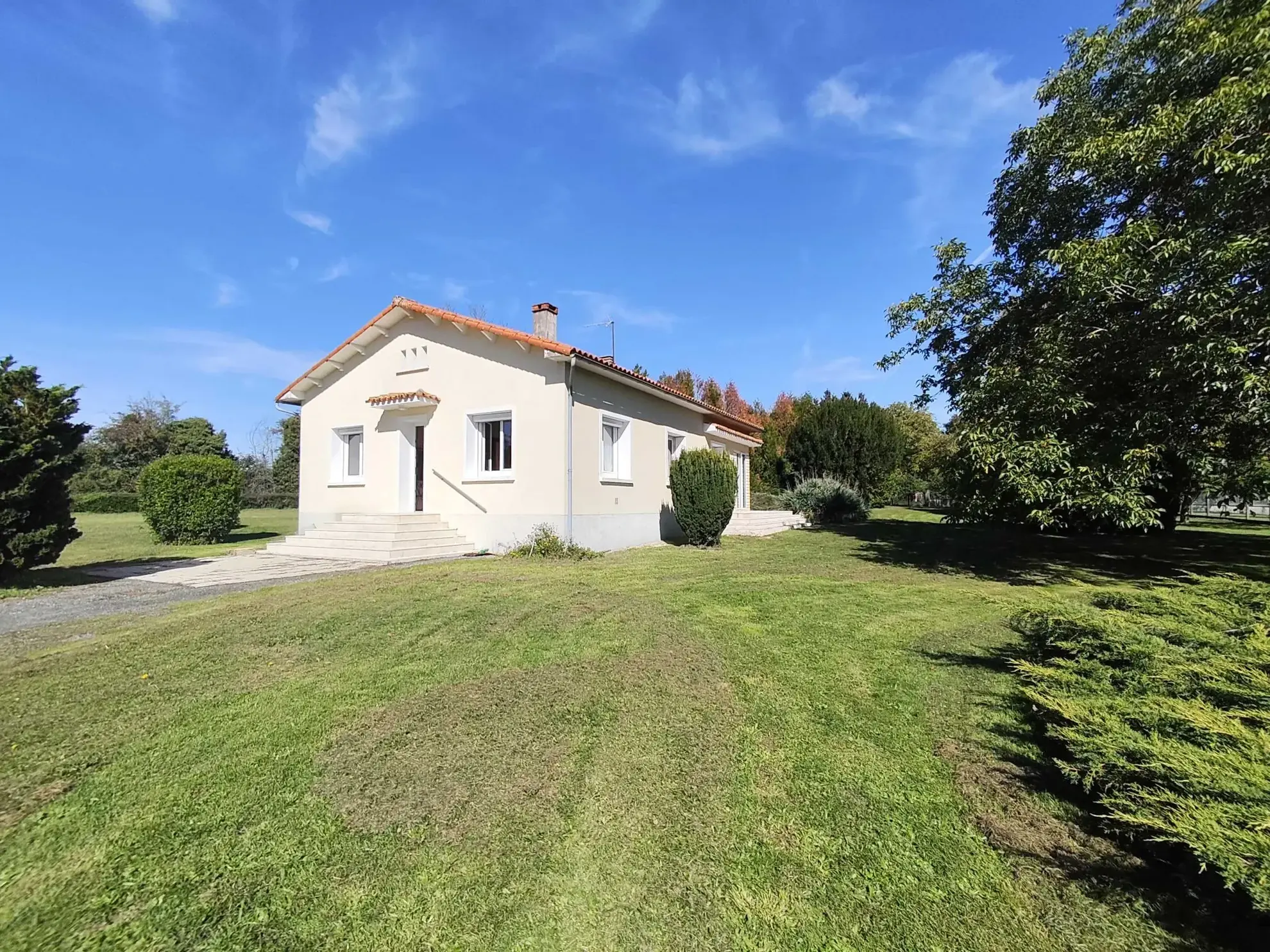 Fermette avec dépendances, jardin et terrain à Chasseneuil-sur-Bonnieure