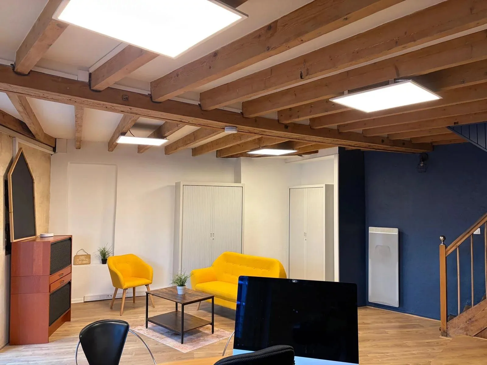 Immeuble commercial à vendre à Cambes, idéal pour activité professionnelle ou commerciale