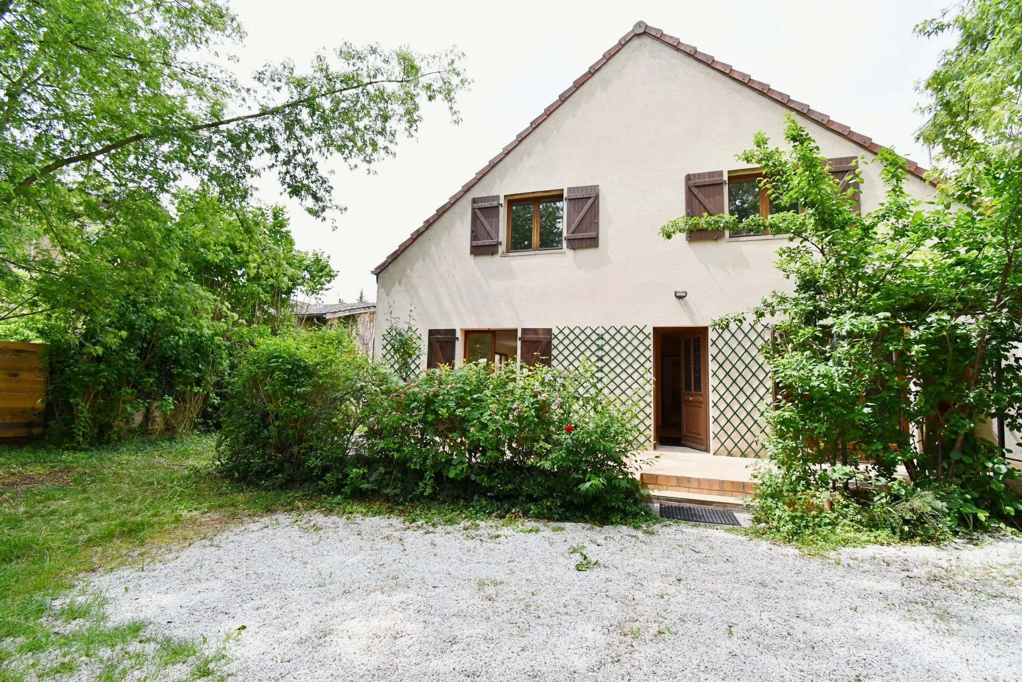Maison 4 chambres avec terrasse et garage à Autun, centre-ville calme