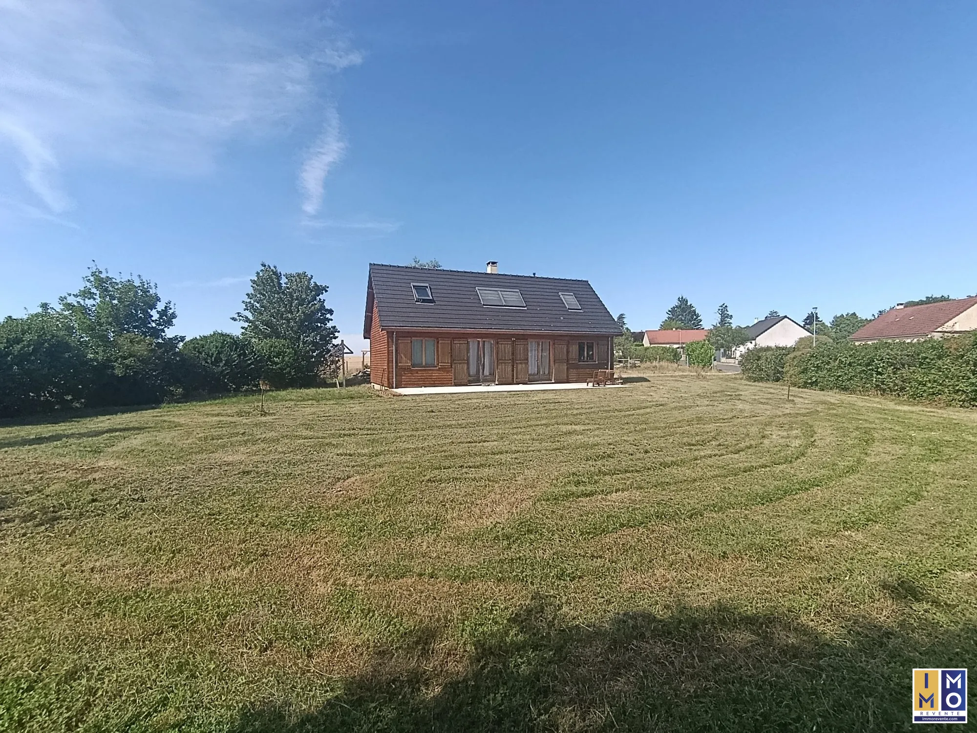 Belle maison rénovée avec 2 chambres, espace extérieur et copropriété faible à Villequiers