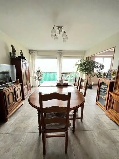 Appartement en viager à Viry-Châtillon avec balcon, cave et box, 120 m²