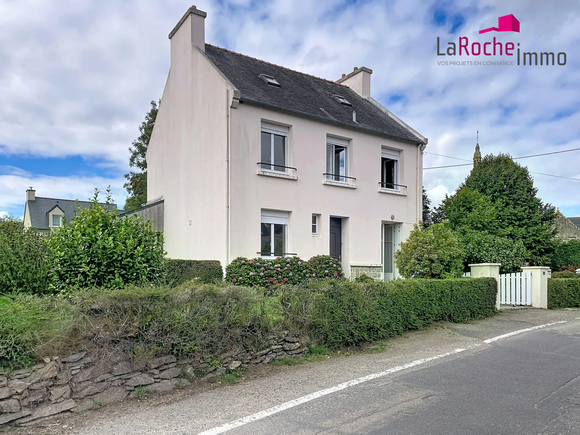 Maison à vendre au Tréhou – Spacieuse et à moderniser avec garage et combles aménageables