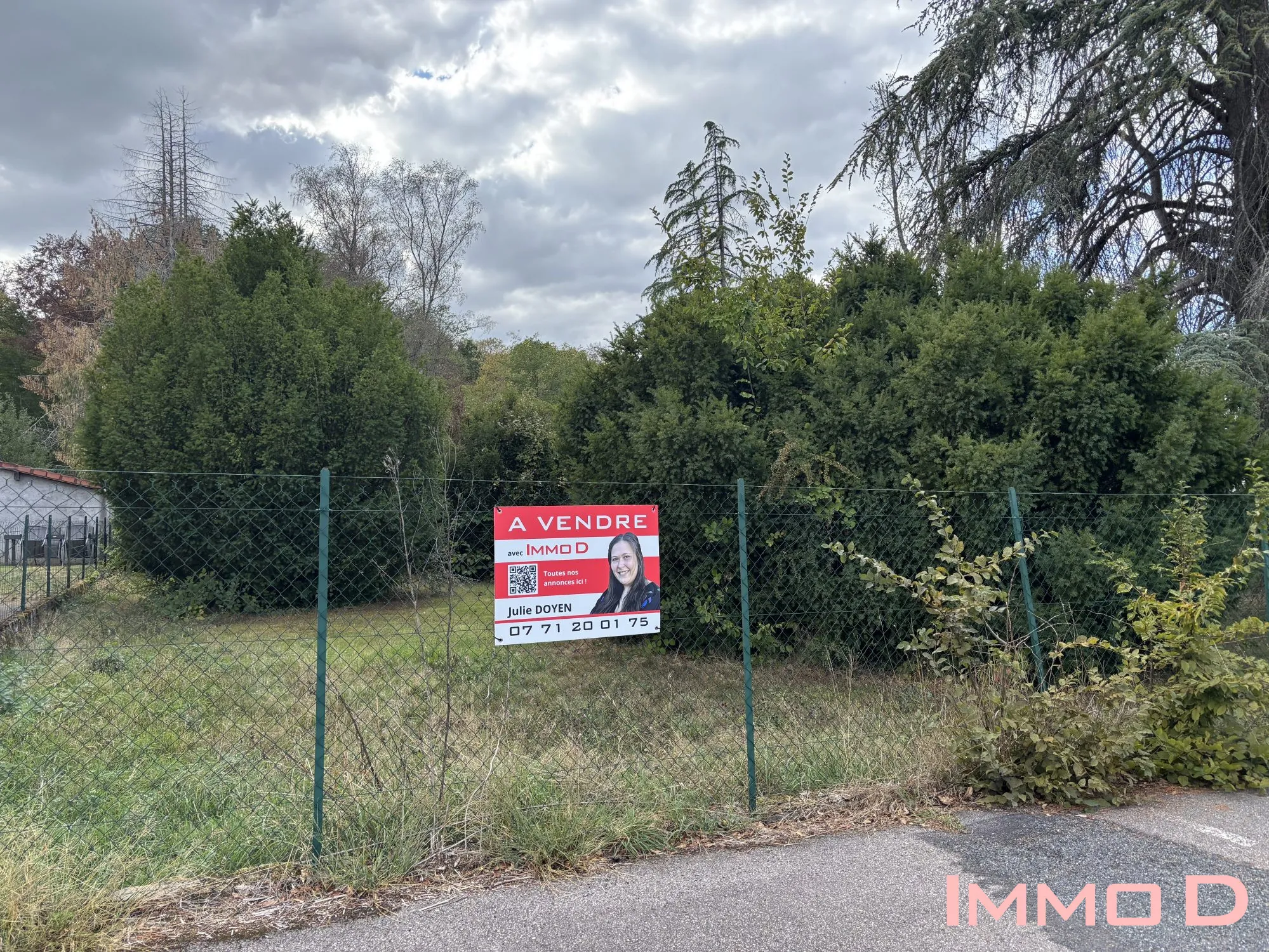 Terrain constructible non viabilisé à Thaon-les-Vosges - 1100 m²