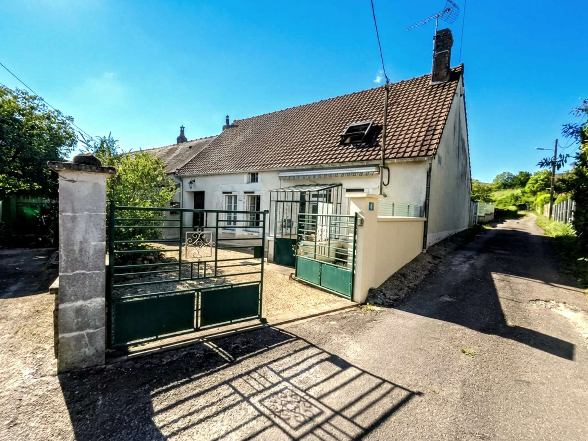 Maison de village avec dépendances et grand terrain à Villon (Yonne)