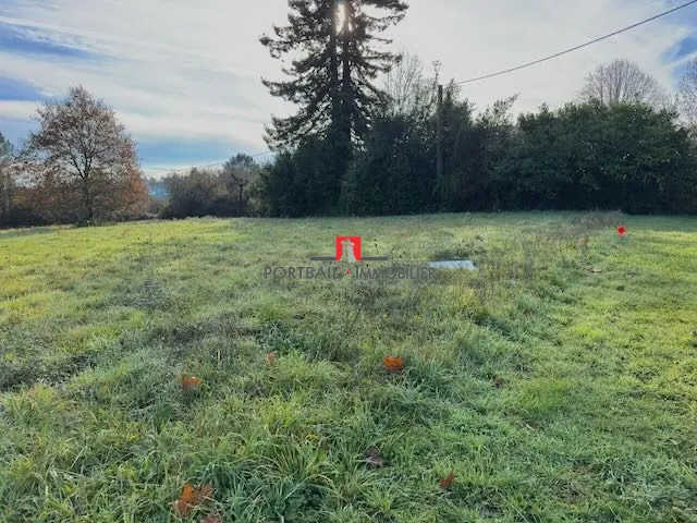 Terrain à bâtir de 736 m² à Tizac-de-Lapouyade dans un environnement paisible