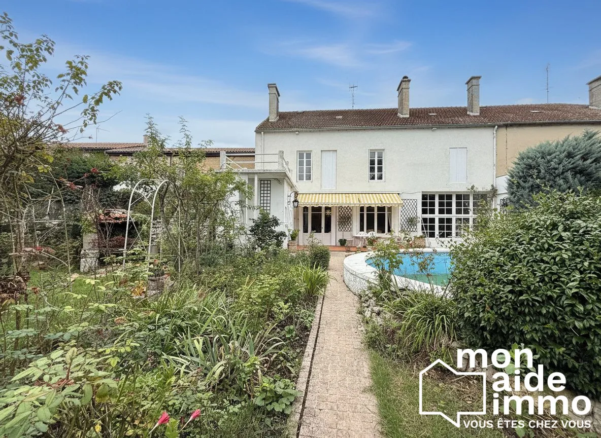 Magnifique maison de ville avec jardin, garage et piscine à Cocumont