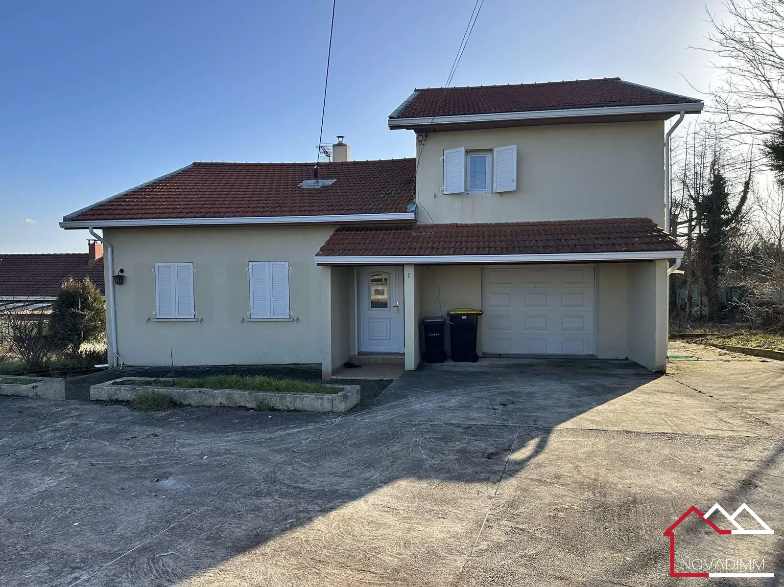 Maison individuelle à Silly-sur-Nied avec terrasse et grand terrain à rénover