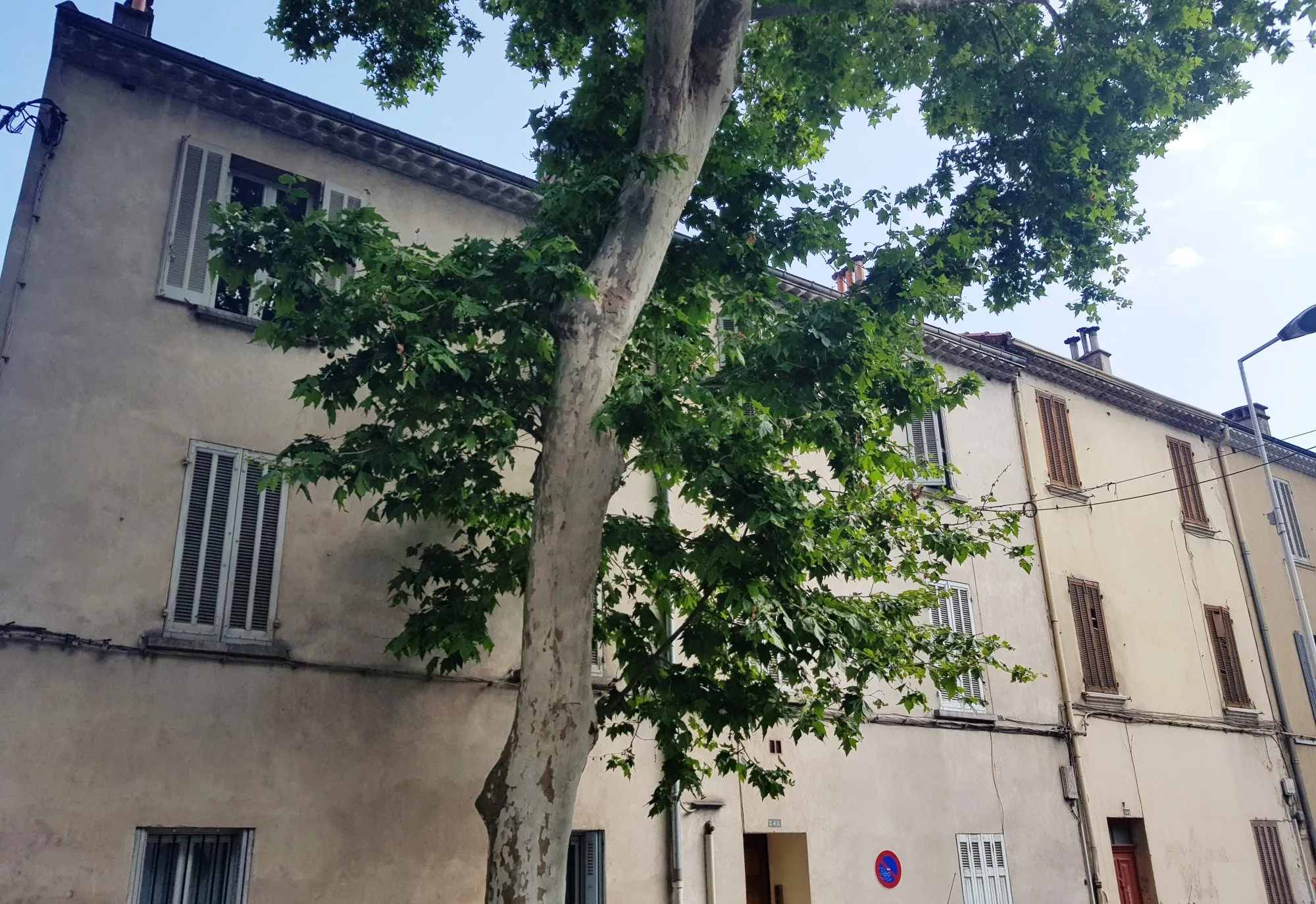 Appartement F3 à Toulon avec cour privée, exposition sud, faibles charges