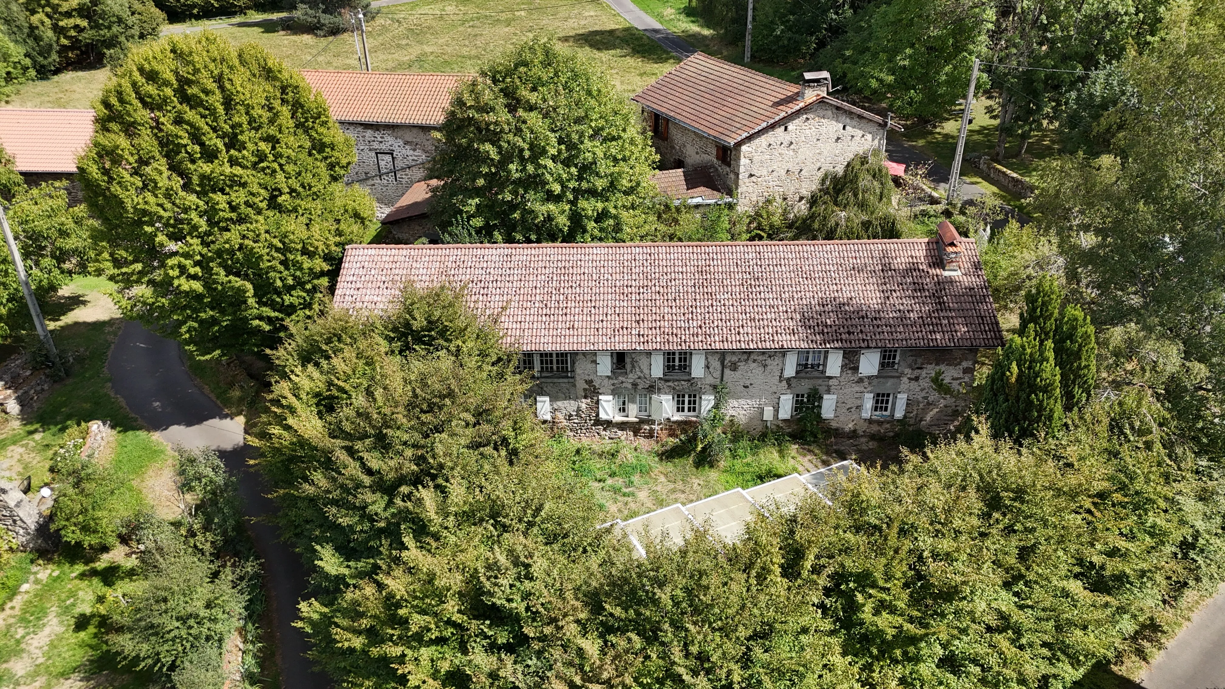 Grande maison à vendre à Baffie avec piscine, terrains et potentiel d'accueil