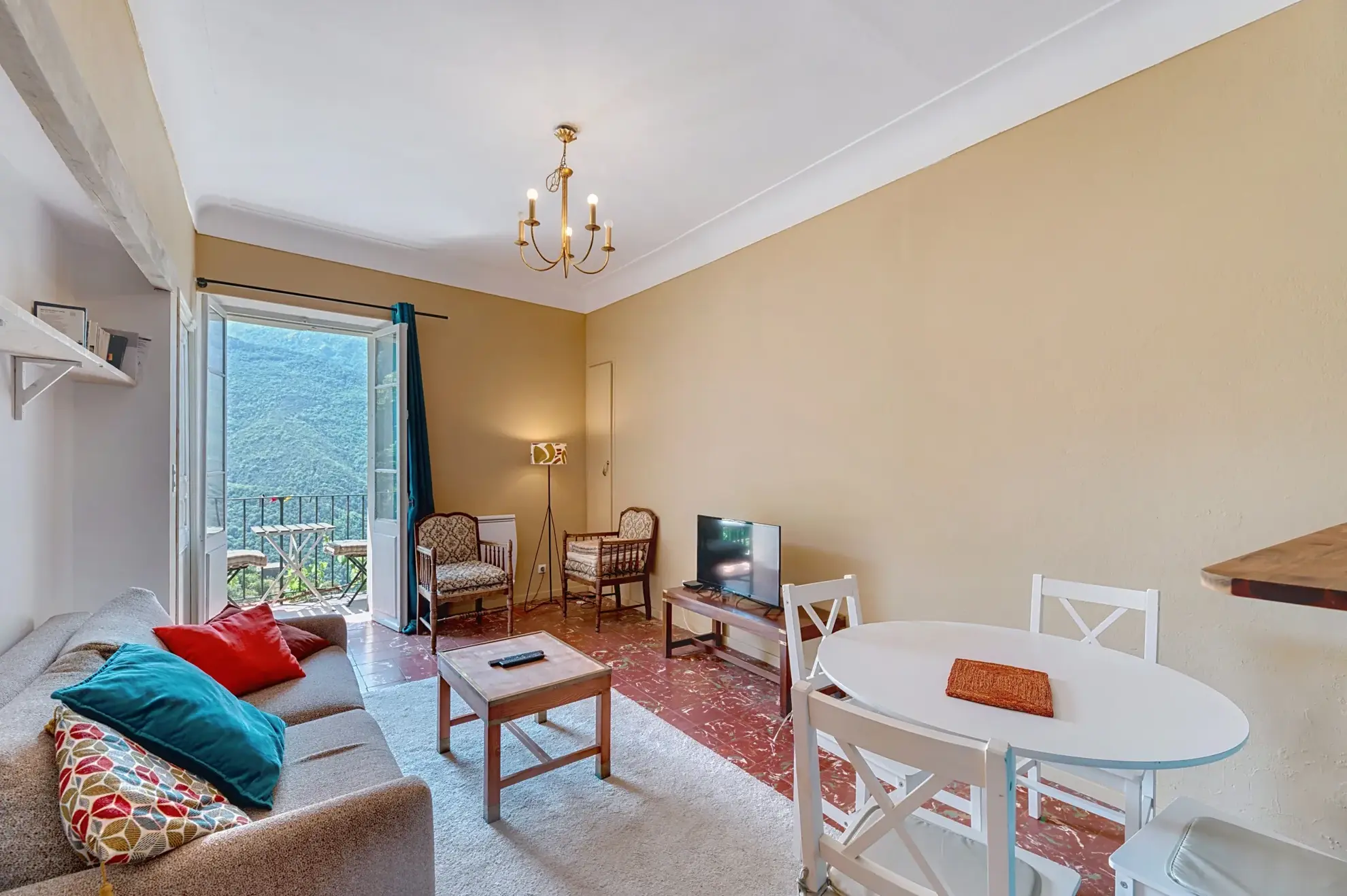 Appartement 2 pièces avec balcon et vue panoramique à Sigale