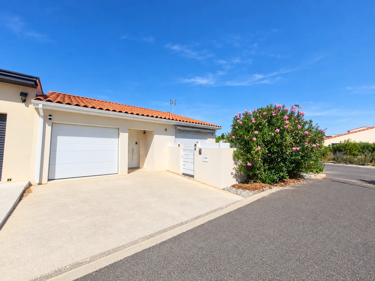 Villa récente à Narbonne avec terrasse, garage et plain-pied, construction 2022