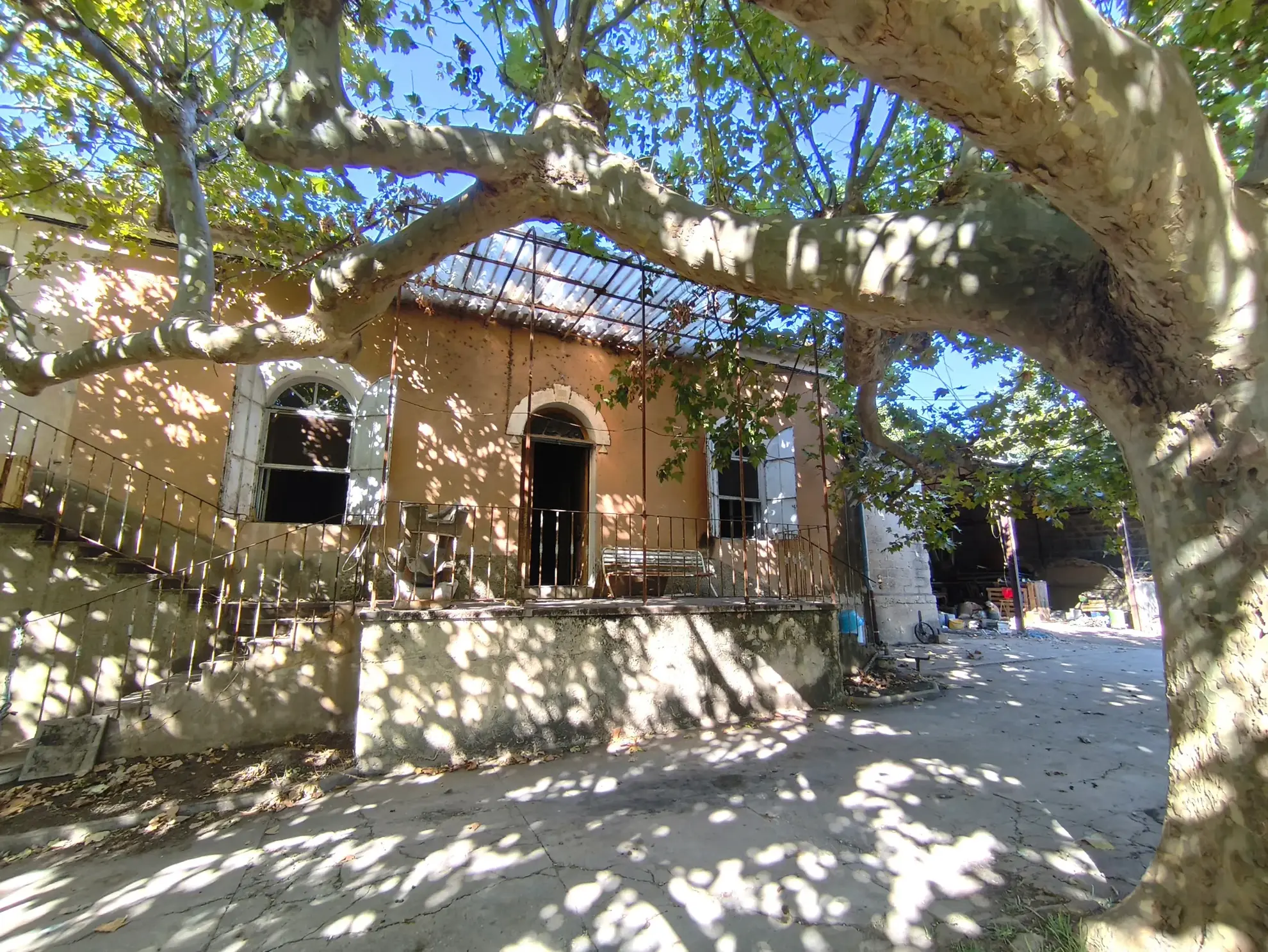 Maison ancienne avec hangar et grand terrain à Cavaillon, proche de l'Isle-sur-la-Sorgue