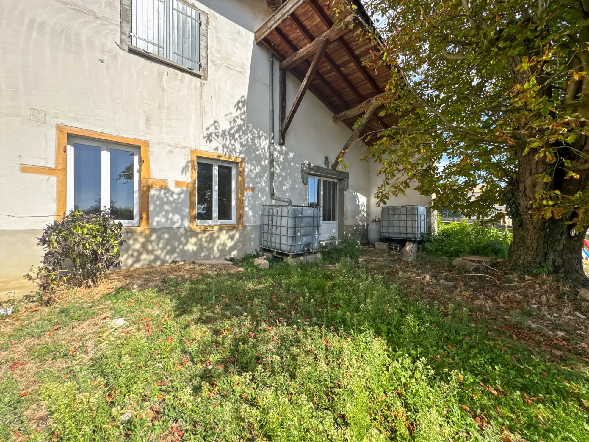 Plateau à aménager de 95 m² à Misérieux, proche Trévoux