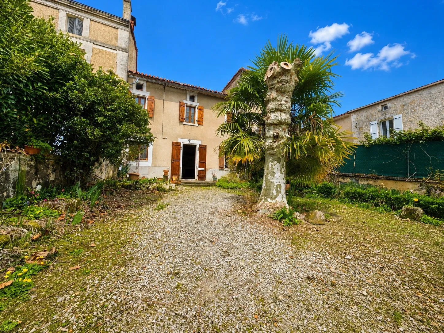 Maison à rénover de 150 m² à Ruelle-sur-Touvre avec grand potentiel